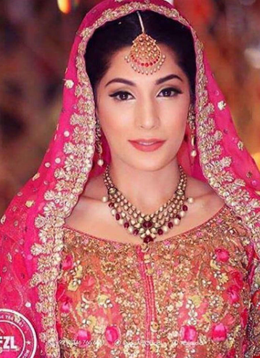 Hira Khalid, breath taking in Farah Talib Aziz on her Mehndi