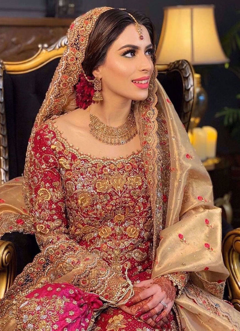 Eesha Lashari, gorgeous in a stunning scarlet signature #FarahTalibAziz ensemble accentuated with intricate zardozi and aari embellishments. Embracing the traditional eastern charm of a heritage bridal
