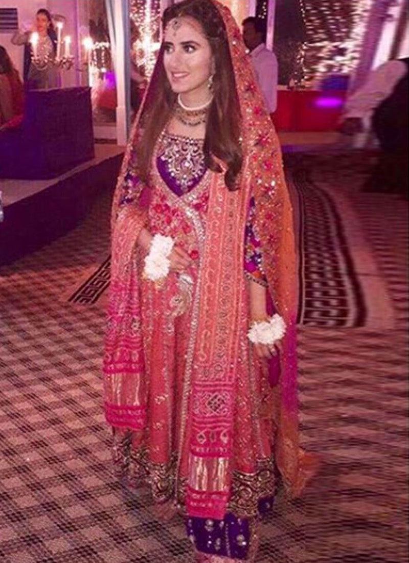 Anum Rajwani simply glowing on her Mehndi in a signature Farah Talib Aziz angarkha