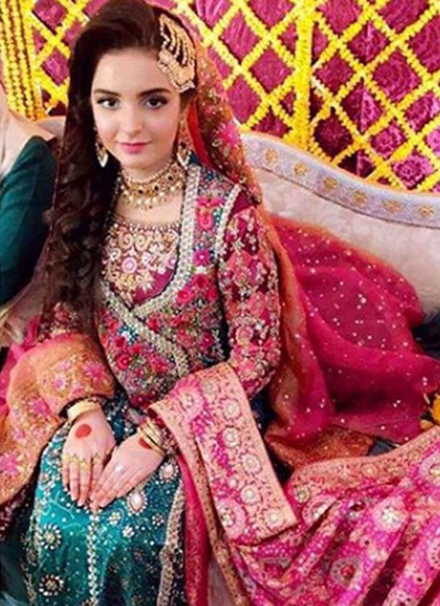 Eliha absolutely gorgeous in a Farah Talib Aziz emerald Kalidaar angarkha complimented perfectly by an FTA chunri chaddar