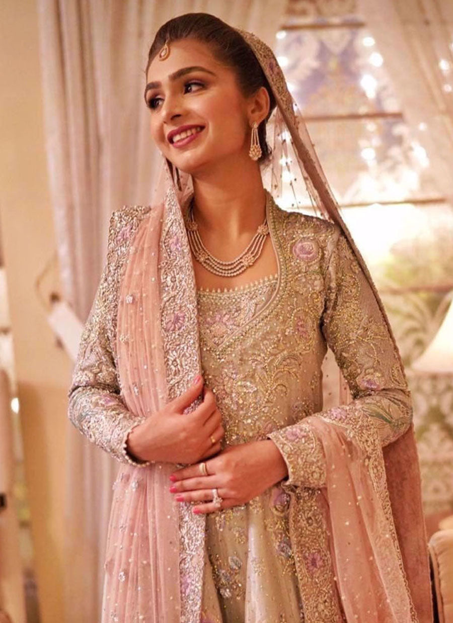 Sanila Arsal looking utterly mesmerising at her Walima in a signature #Farah Talib Aziz