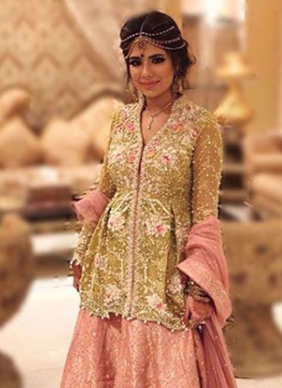 Kiwi green and blush pink for the perfect festive look!