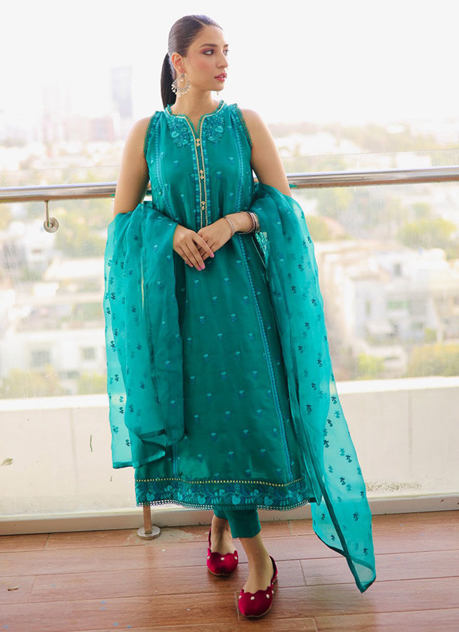 Ramsha Khan in Our Most Loved Shel Emerald Ensemble.