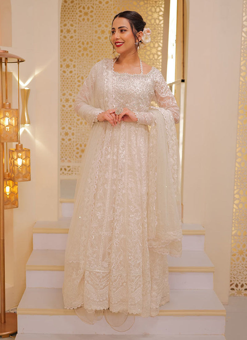 Ushna Shah Looks Beautiful in Our One Of Hot Seller Outfit.